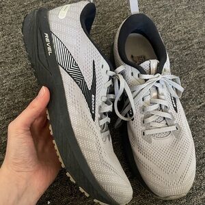 Brooks Mens Revel 6 White Running Shoes Sneakers Size 9 grey black
